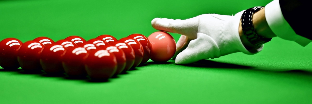 Schiedsrichter positioniert die pinke Kugeln "on the sport"